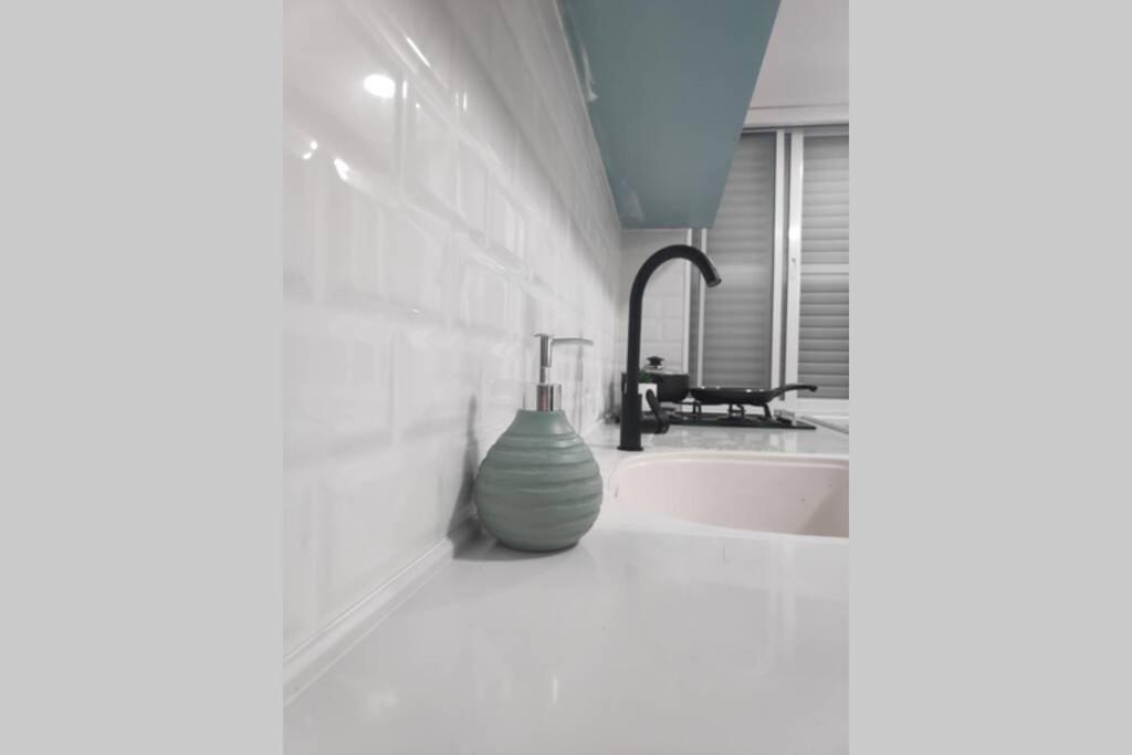 Centrally-Located Quiet Cozy Loft Apartment Beersheba Luaran gambar